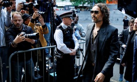 Russell Brand se declara ‘no culpable’ de cinco delitos de violencia sexual