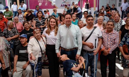 Entregan Javier Díaz y Luly López aparatos ortopédicos