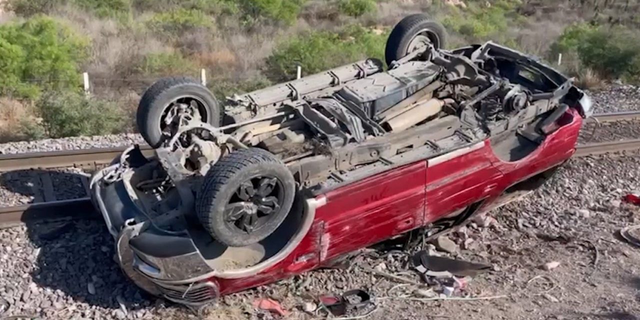 Abandonan camioneta volcada en la carretera a Zacatecas