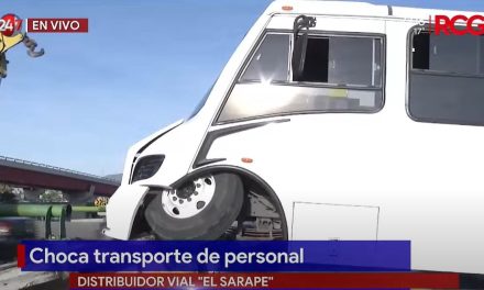 Transporta de personal choca en el Distribuidor Vial ‘El Sarape’ y colapsa tráfico en Saltillo