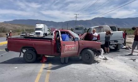 Accidente en libramiento de Arteaga deja como saldo dos heridos