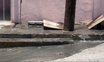 De nuevo brotan aguas residuales grave problema en la colonia Fidel Velásquez