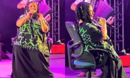 Amandititita es señalada por dar un concierto sentada en León