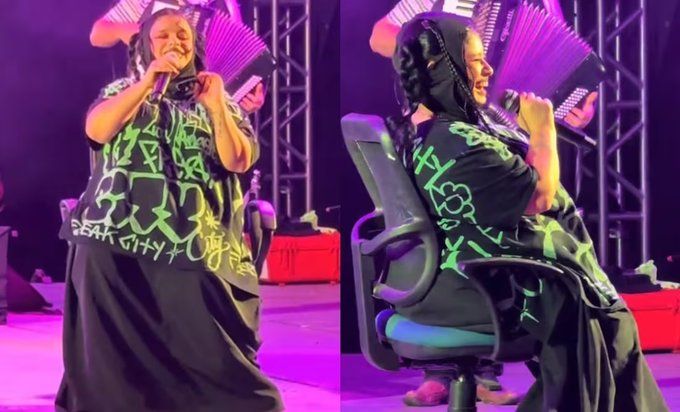 Amandititita es señalada por dar un concierto sentada en León