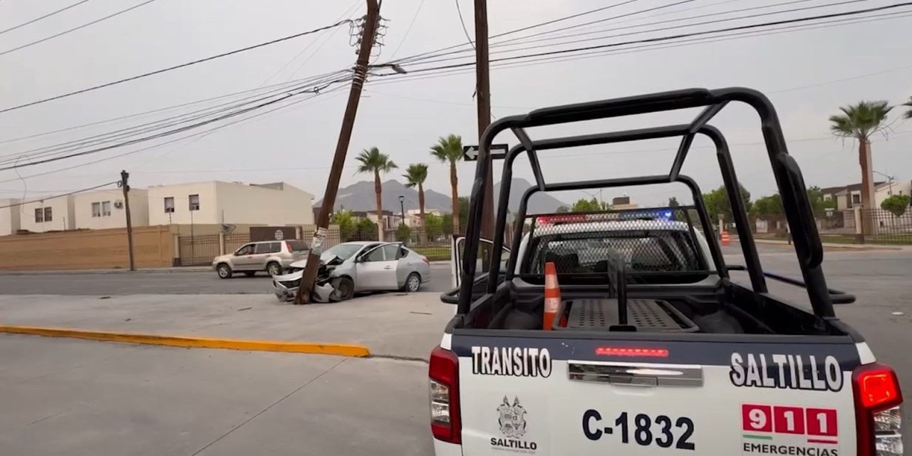 Aparatoso choque deja una mujer lesionada y daños materiales en Saltillo