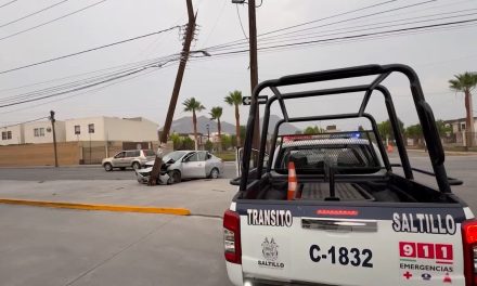 Aparatoso choque deja una mujer lesionada y daños materiales en Saltillo