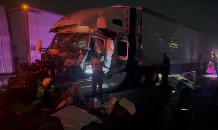 Chofer termina prensado tras accidente en la carretera Monterrey- Saltillo