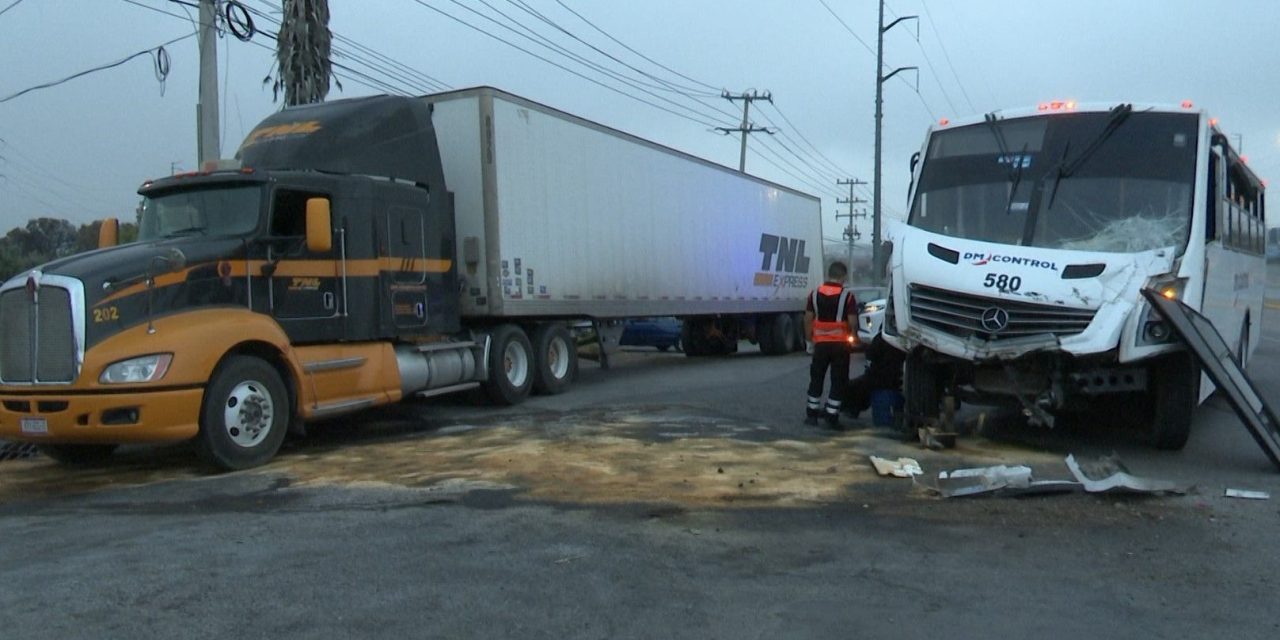 Aparatoso choque entre armatostes en Saltillo