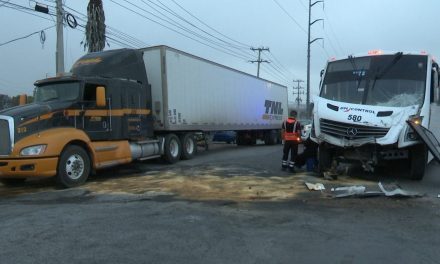 Aparatoso choque entre armatostes en Saltillo