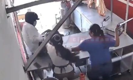 Video: Hombre pierde batalla con dos mujeres al intentar asaltar carnicería… lo enfrentan con un cuchillo