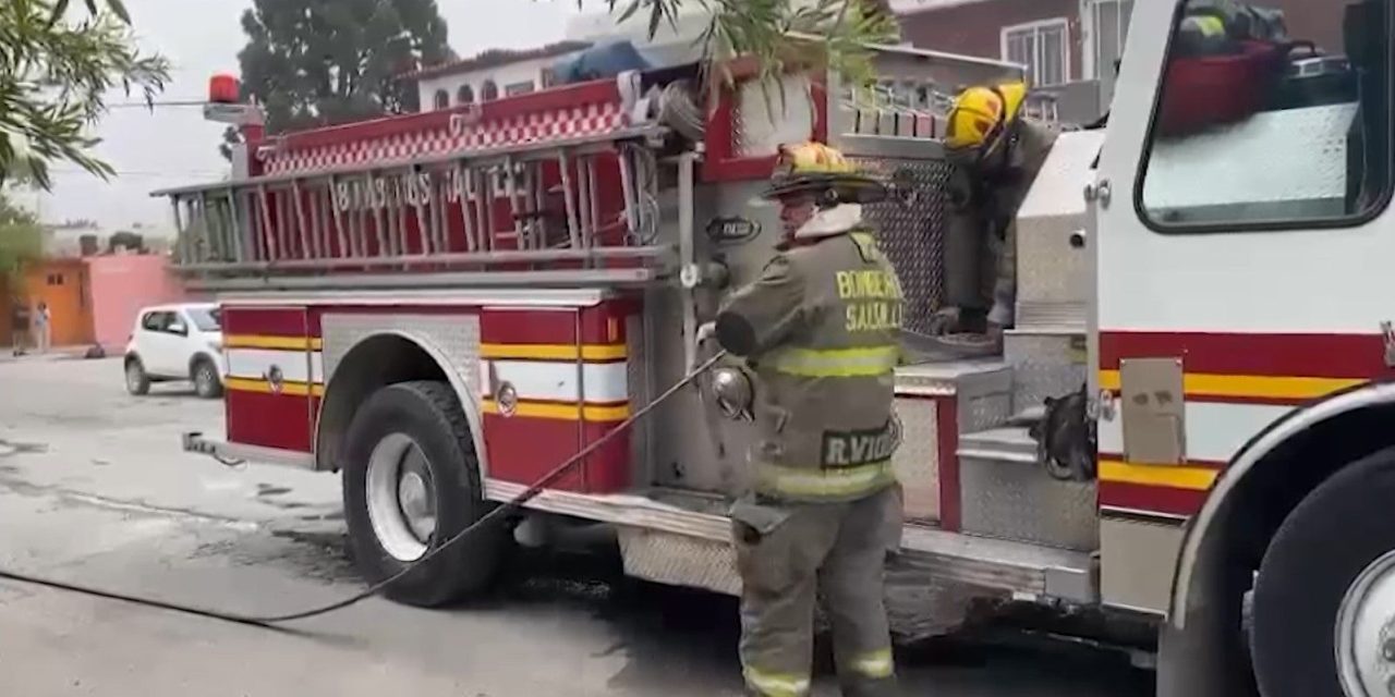 Atiende bomberos Saltillo incendio en taller mecánico