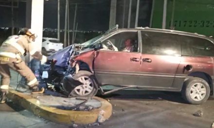 Saltillo: Acaba atrapado tras fuerte choque, ninguno de los conductores aceptó la culpa