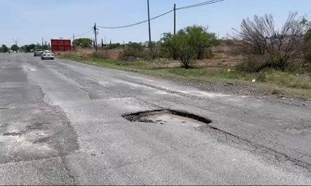 Enormes baches dañan vehículos en calzada Antonio Narro al sur de Saltillo