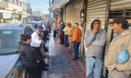 Adultos mayores hacen fila para cobrar su pensión en el centro de Saltillo