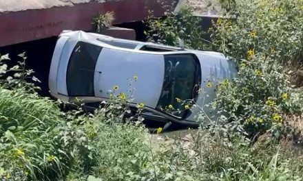 Joven cae con su vehículo a canal pluvial, el accidente en bulevar Fundadores