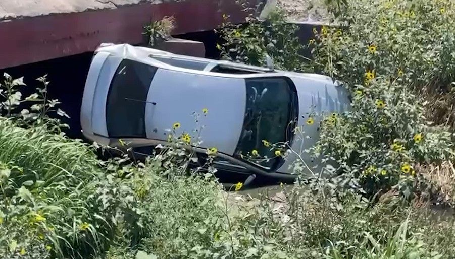 Joven cae con su vehículo a canal pluvial, el accidente en bulevar Fundadores