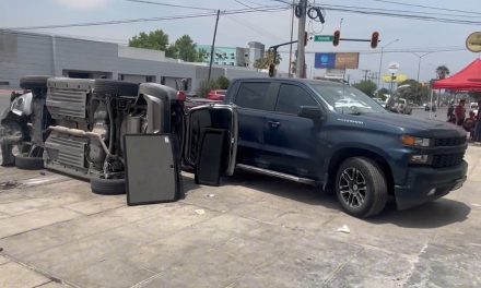 Cambia de carril y provoca volcadura en Saltillo