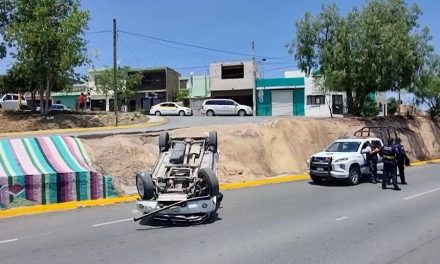 Saltillo: Camioneta se vuelca y cae de tres metros, conductor se da a la fuga