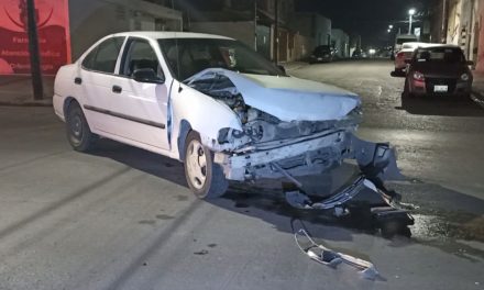 Mujer con unas ‘copitas de más’ choca e intenta darse a la fuga; pero la alcanzan en el centro de Saltillo