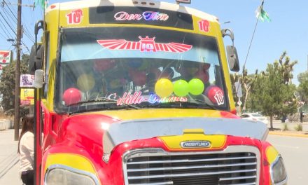 Chofer de la ruta Saltillo Ramos celebra el día del niño con sus pasajeros