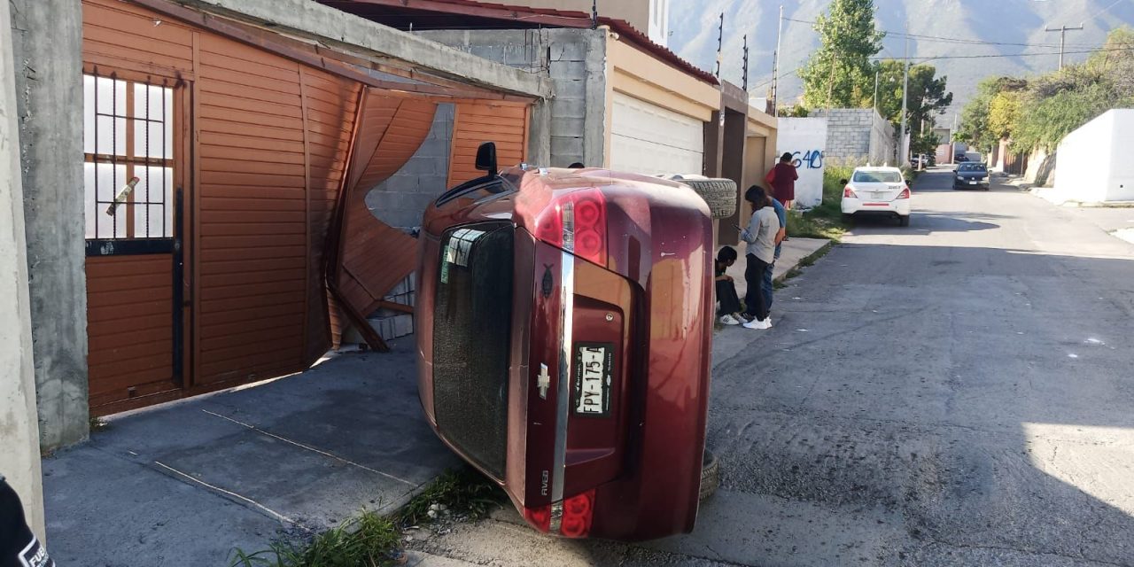 Auto termina volcado al sur de Saltillo al impactarse con un portón