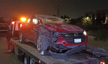 Saltillo: Conductor no respeta el rojo por andar en estado de ebriedad y termina volcando su camioneta