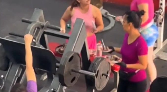 ‘Lo mejor nunca se sube’… mujeres son captadas comiendo pastel mientras hacen ejercicio en el gym