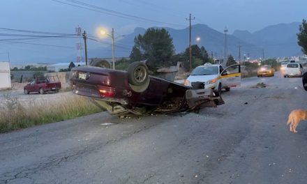 Conduce ebrio, choca y termina volcado al intentar huir al sur de Saltillo