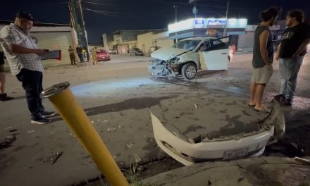 Conductor ebrio provoca aparatoso accidente en el centro de Saltillo y huye del lugar