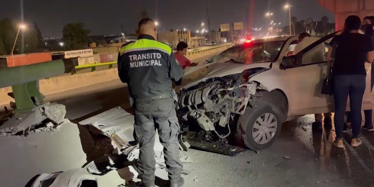 Conductor ebrio choca contra barandal del distribuidor vial El Sarape