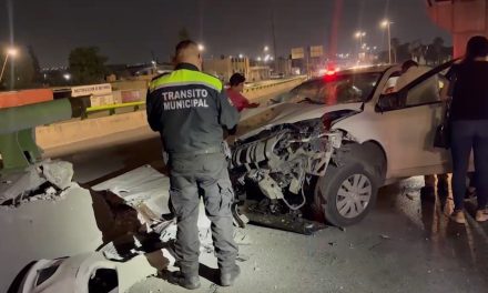 Conductor ebrio choca contra barandal del distribuidor vial El Sarape