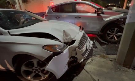 Conductora ignora alto y provoca choque en Saltillo