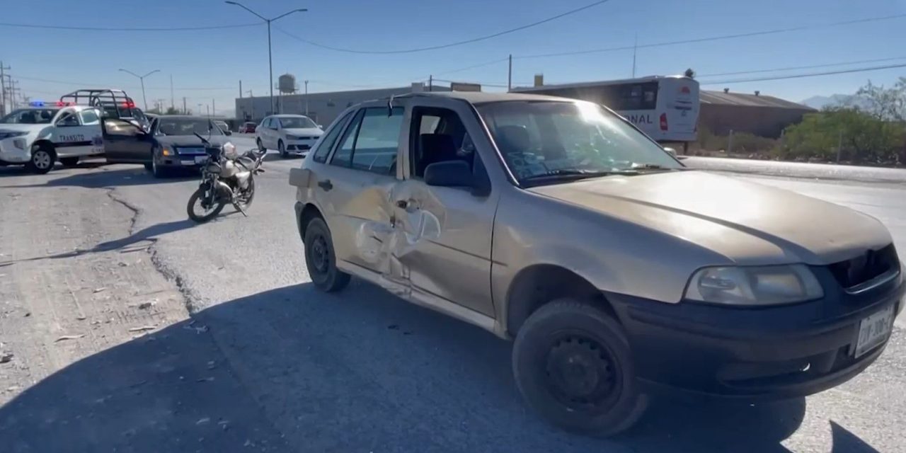 Conductora derriba a un motociclista en Saltillo