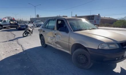 Conductora derriba a un motociclista en Saltillo
