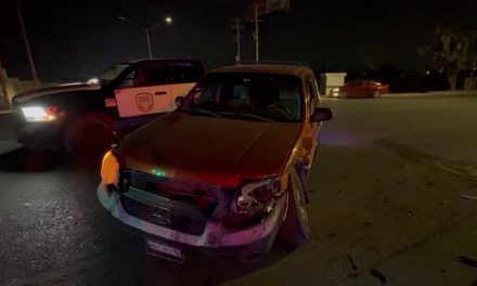 Conductor se pasa el alto y provoca fuerte choque en Saltillo