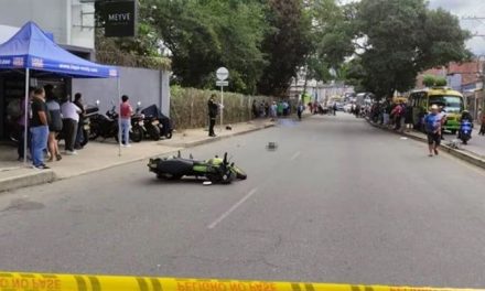 Motociclista muere decapitado por cable suelto tras paso de tractocamión