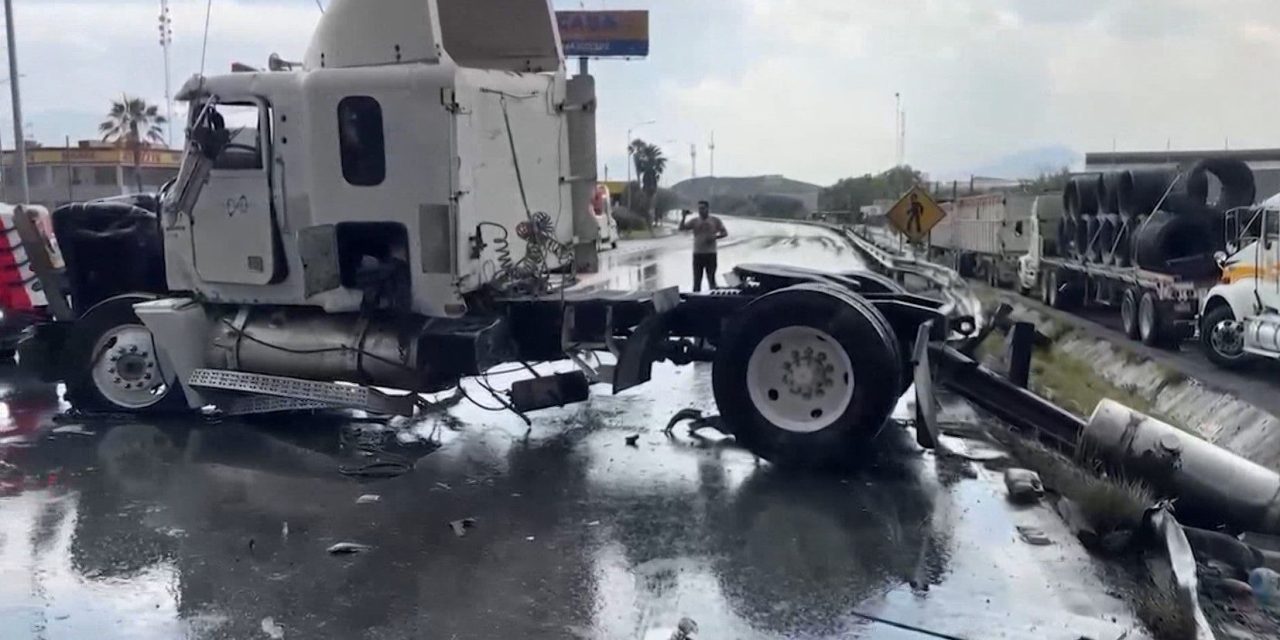 Conductor de tráiler derrapa en carretera Saltillo- Monterrey y causa caos vial