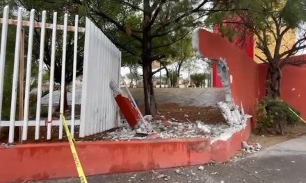 Camión derriba barda perimetral del COBAC