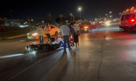 Derriban a motociclista y termina con una probable fractura en Saltillo