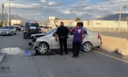 Hombre destruye su vehículo en Arteaga