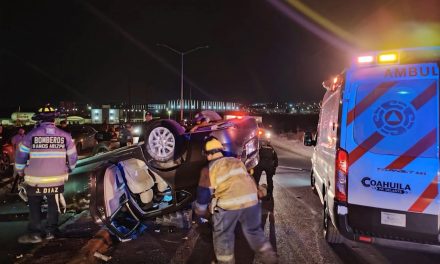 Dos amigos se debaten entre la vida y la muerte tras volcadura en Ramos Arizpe