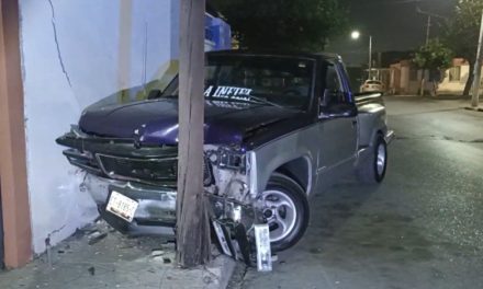 Saltillo: Ebrio provoca grandes daños, derribó un poste y parte de una barda