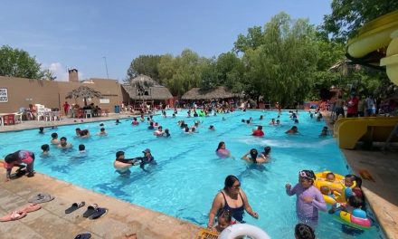 En las albercas trabajadores y estudiantes disfrutan del día de asueto por del día del Trabajo