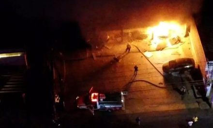 Explota automóvil frente a bar en Zacatecas y provoca alarma