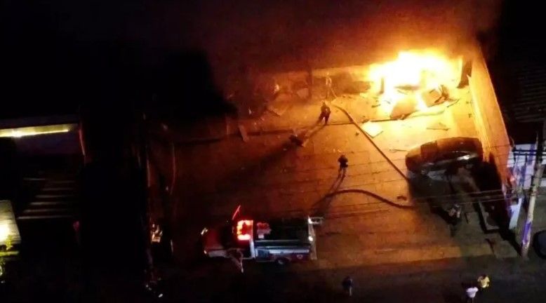 Explota automóvil frente a bar en Zacatecas y provoca alarma