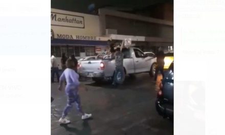 Agarran ‘como piñata’ a personas arriba de una camioneta tras riña en el centro de Saltillo