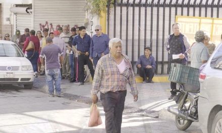 No hay fecha para pago de pensiones, temprano los beneficiarios hacen fila en vano
