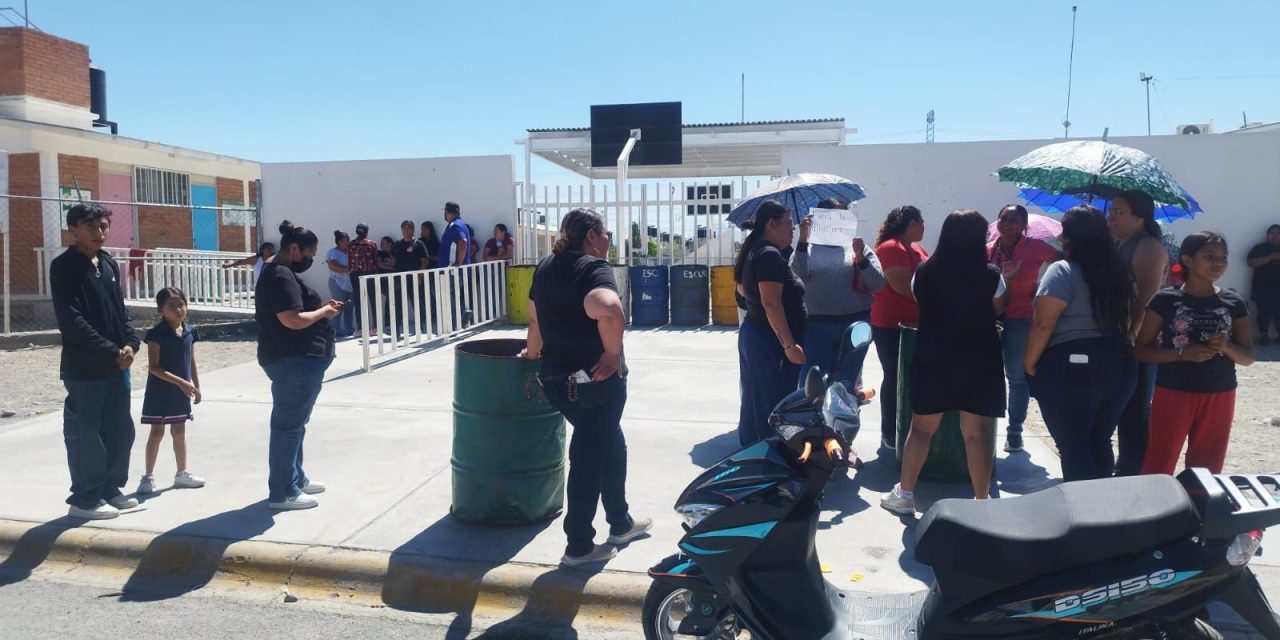 Madres bloquean primaria en Ramos Arizpe por temor a colapso de techo mal construido
