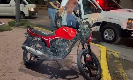 Adolescente grave tras accidente en motocicleta en Saltillo