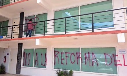 Maestros de la CETEG toman instalaciones del IEPC en Guerrero